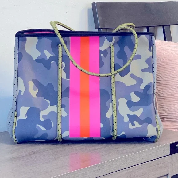 **SALE**Brand NEW Georgia Neoprene Tote Bag & Clutch~ Camo💚💗 - Picture 12 of 15